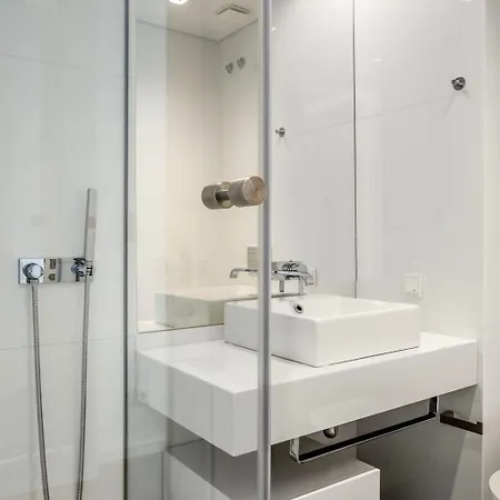 Homestay Bedroom In A Modern In Chiado In A Shared House *